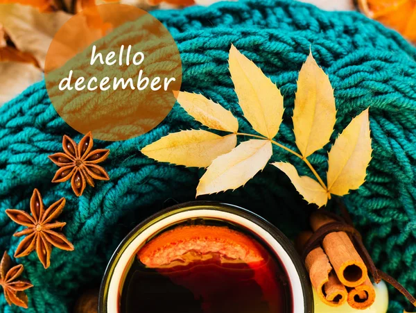秋天的叶子 热蒸杯的闪烁的葡萄酒和一个温暖的蓝色围巾在木桌背景 季节性 冬季热酒 冬季休闲和静物概念 文本你好12月 — 图库照片