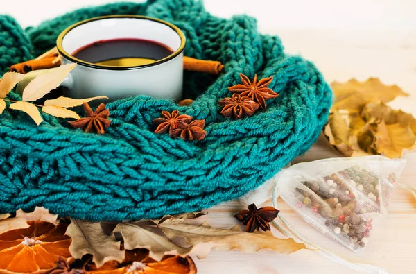 Autumn Fall Leaves Hot Steaming Cup Glint Wine Warm Blue — Stock Photo, Image