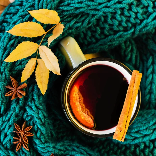 Autumn Fall Leaves Hot Steaming Cup Glint Wine Warm Blue — Stock Photo, Image