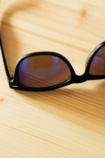 Gafas Sol Hombre Negro Sobre Fondo Madera Con Sombra — Foto de Stock