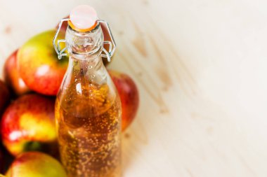 Taze elma sonbahar elma yakınındaki bir şişe. Ahşap arka plan, metin, alan yukarıdan görüntülemek.