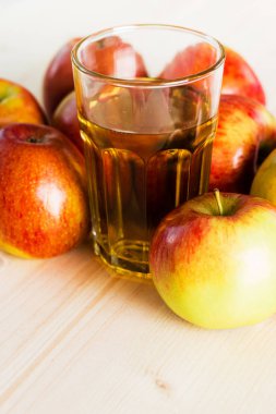 Bardak taze elma suyu sonbahar elma yakınındaki. Ahşap arka plan, metin için yer. Arka plan.