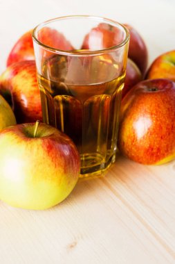 Bardak taze elma suyu sonbahar elma yakınındaki. Ahşap arka plan, metin için yer. Arka plan.