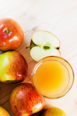 Bir bardak taze elma sonbahar elma yakınındaki. Ahşap arka plan görünüm yukarıdan, metin için yer. Arka plan.