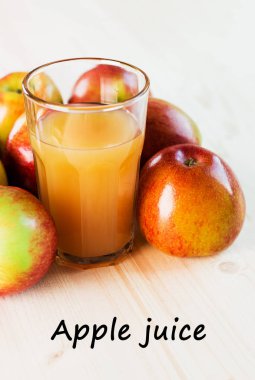 Bardak taze elma suyu sonbahar elma yakınındaki. Ahşap arka plan, yukarıdan, metin elma suyu görünümü.