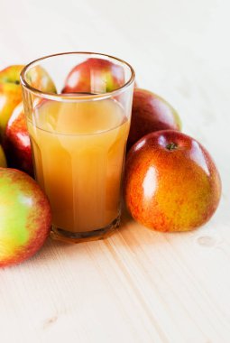 Bardak taze elma suyu sonbahar elma yakınındaki. Ahşap arka plan, metin için yer. Arka plan.