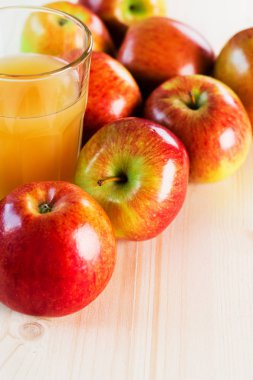 Bir bardak taze elma sonbahar elma yakınındaki. Ahşap arka plan, üstten görünüm, metin için yer.