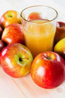 Bir bardak taze elma sonbahar elma yakınındaki. Ahşap arka plan, üstten görünüm, metin için yer.