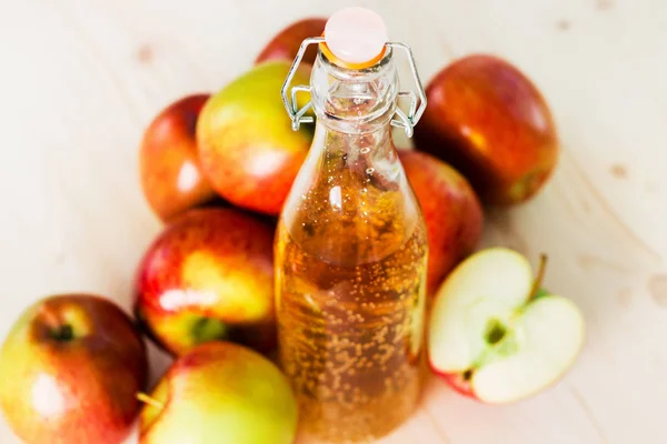 Sebotol Sari Apel Segar Dan Setengah Apel Dekat Apel Musim — Stok Foto