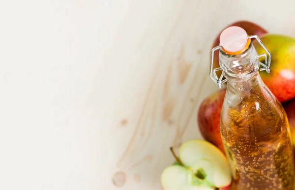 Sebotol Jus Apel Segar Dan Setengah Apel Dekat Apel Musim — Stok Foto