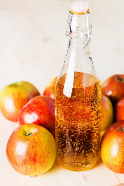 Flasche Frischen Apfelmost Der Nähe Von Herbstäpfeln Holzhintergrund Platz Für — Stockfoto