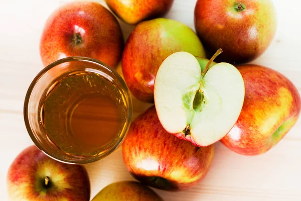 Glass Fresh Apple Cider Autumn Apples Wooden Background View — Stock Photo, Image