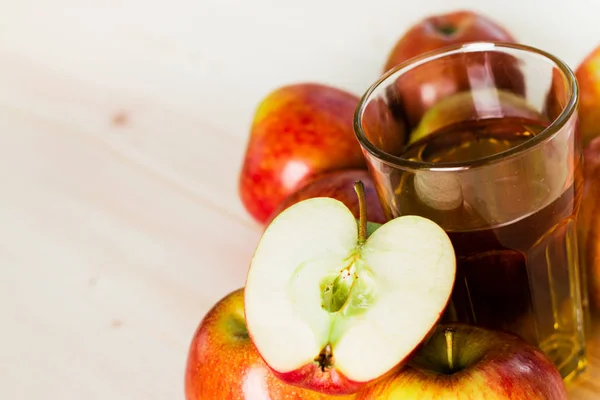 Glass Fresh Apple Cider Half Apple Autumn Apples Wooden Background — Stock Photo, Image
