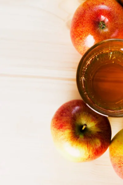 Segelas Jus Apel Segar Dan Setengah Apel Dekat Apel Musim — Stok Foto