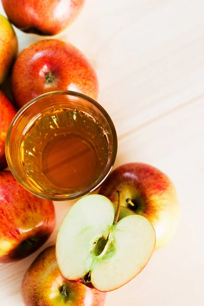 Segelas Jus Apel Segar Dan Setengah Apel Dekat Apel Musim — Stok Foto