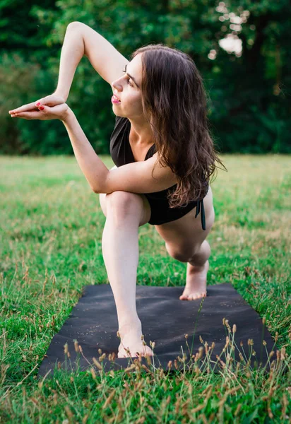 Slim Jeune Femme Pratiquant Yoga Dans Nature Debout Dans Diverses — Photo