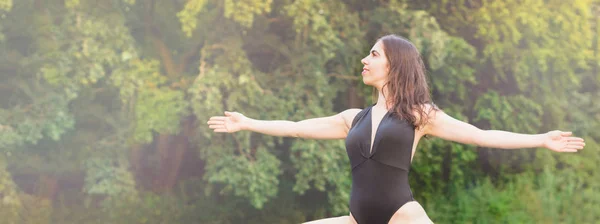 Mujer Joven Delgada Practicando Yoga Naturaleza Pie Guerrero Dos Ejercicios — Foto de Stock
