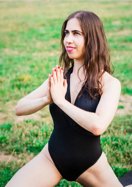 Mujer Joven Delgada Con Pelo Largo Oscuro Practicando Yoga Naturaleza — Foto de Stock