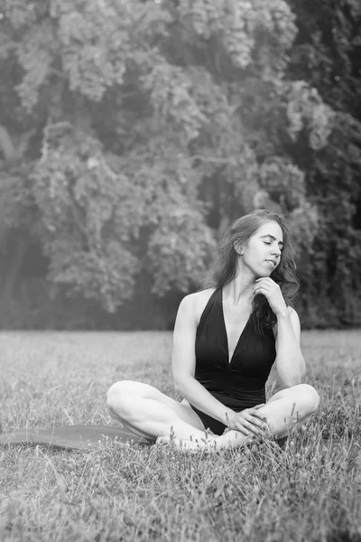 Mladá Žena Dlouhými Tmavými Vlasy Cvičení Jóga Přírodě Sedí Zelené — Stock fotografie