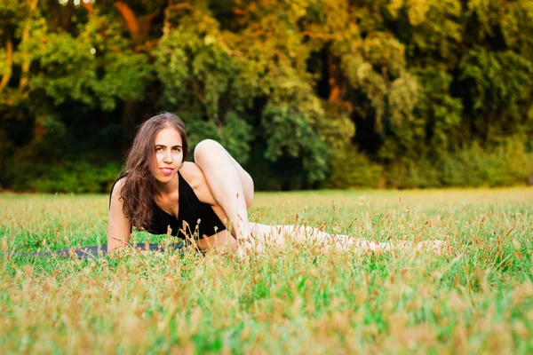 Donna Magra Che Pratica Yoga Natura Facendo One Legged King — Foto Stock