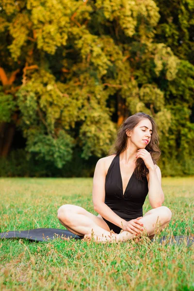 Mujer Joven Con Pelo Largo Oscuro Practicando Yoga Naturaleza Sentada — Foto de Stock