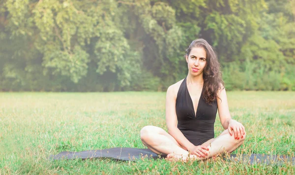 Mujer Joven Con Pelo Largo Oscuro Practicando Yoga Naturaleza Sentada — Foto de Stock