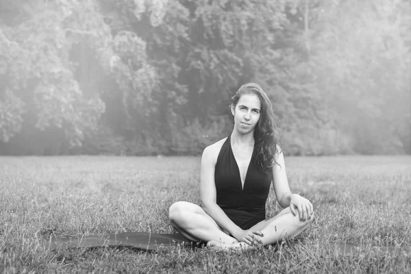 Giovane Donna Che Pratica Yoga Natura Seduto Sull Erba Verde — Foto Stock