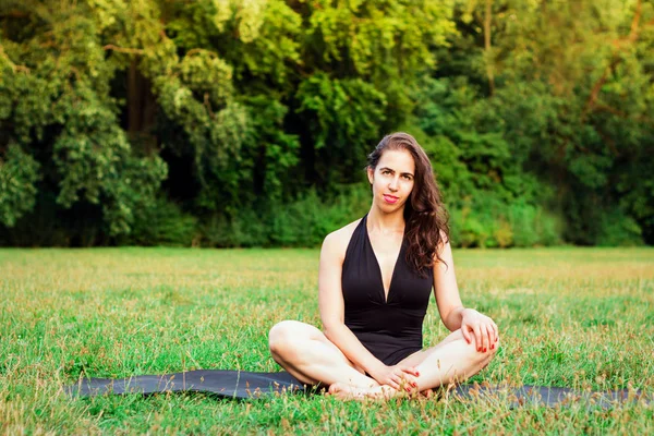 Mujer Joven Practicando Yoga Naturaleza Sentada Sobre Hierba Verde Meditando — Foto de Stock