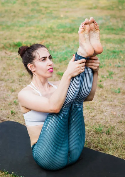 Mujer Joven Delgada Practicando Yoga Naturaleza Sentada Paripurna Navasana Ejercitarse — Foto de Stock