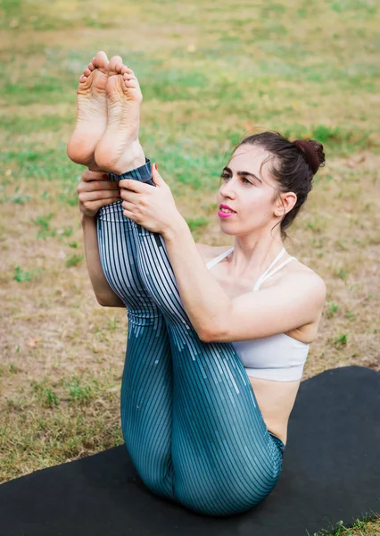 Mujer Joven Delgada Practicando Yoga Naturaleza Sentada Paripurna Navasana Ejercitarse — Foto de Stock