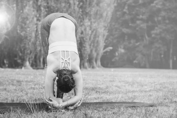 Mujer Joven Delgada Practicando Yoga Naturaleza Pie Pose Yoga Uttanasana — Foto de Stock
