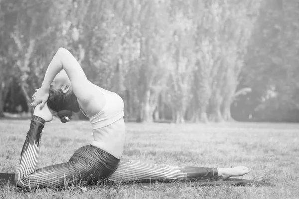 Smal Ung Kvinna Utövar Yoga Naturen Står Djup Stretching Motion — Stockfoto