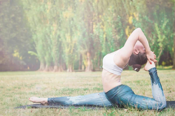Slim Jeune Femme Pratiquant Yoga Dans Nature Debout Dans Diverses — Photo