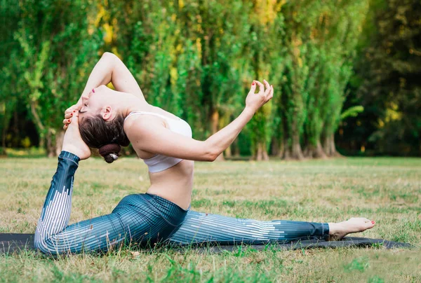 Mujer Joven Delgada Practicando Yoga Naturaleza Pie Varias Posturas Yoga — Foto de Stock