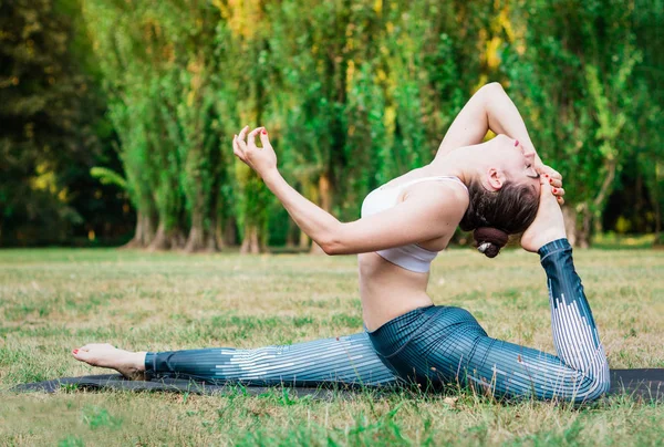 Mujer Joven Delgada Practicando Yoga Naturaleza Pie Varias Posturas Yoga — Foto de Stock