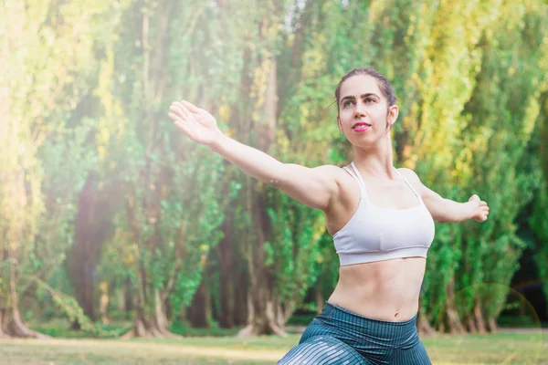 Mujer Joven Delgada Practicando Yoga Naturaleza Pie Guerrero Dos Ejercicios — Foto de Stock