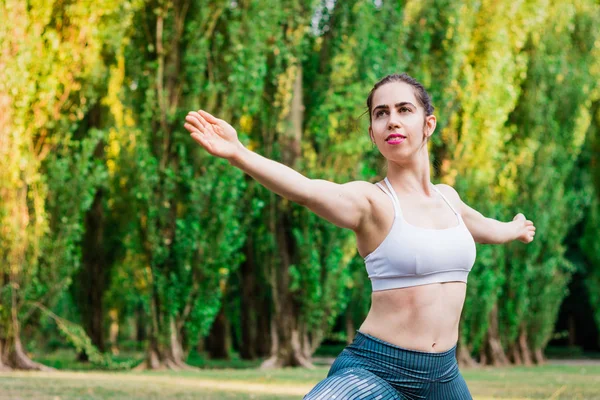 Mujer Joven Delgada Practicando Yoga Naturaleza Pie Guerrero Dos Ejercicios — Foto de Stock