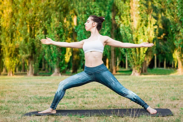 Mujer Joven Delgada Practicando Yoga Naturaleza Pie Guerrero Dos Ejercicios — Foto de Stock