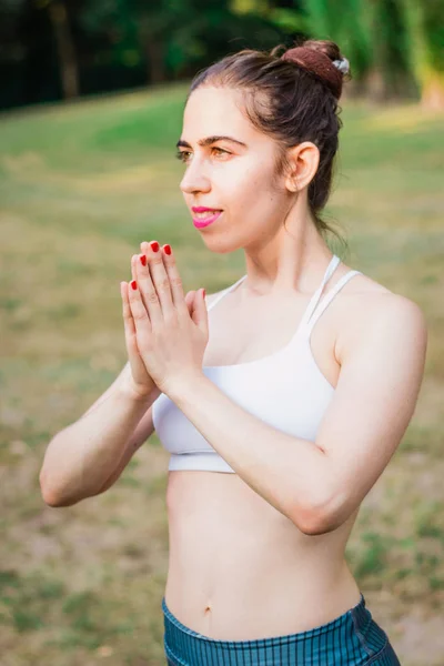 Mujer Joven Delgada Practicando Yoga Naturaleza Meditando Una Pose Yoga — Foto de Stock