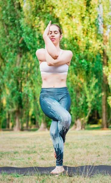 Mujer Joven Delgada Practicando Yoga Naturaleza Asana Garudasana Pose Águila — Foto de Stock