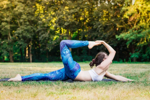 Mujer Joven Delgada Practicando Estiramiento Naturaleza Acostado Sobre Hierba Verde — Foto de Stock