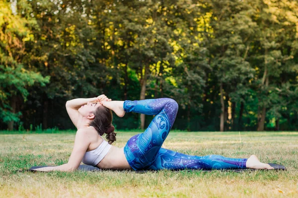 Mujer Joven Delgada Practicando Estiramiento Naturaleza Acostado Sobre Hierba Verde — Foto de Stock