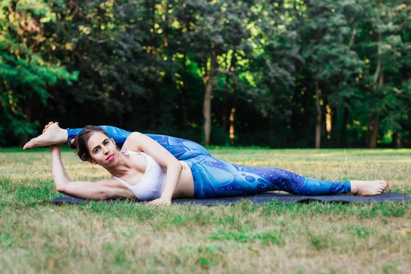 Mujer Joven Delgada Practicando Estiramiento Naturaleza Acostado Sobre Hierba Verde — Foto de Stock