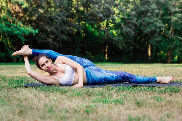 Mujer Joven Delgada Practicando Estiramiento Naturaleza Acostado Sobre Hierba Verde — Foto de Stock