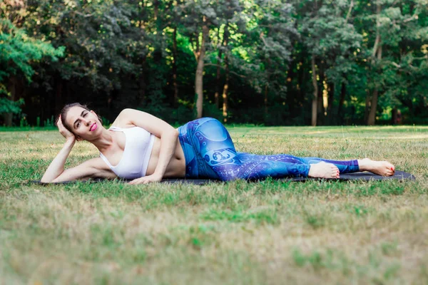 Mujer Joven Delgada Practicando Yoga Naturaleza Acostado Sobre Hierba Verde — Foto de Stock