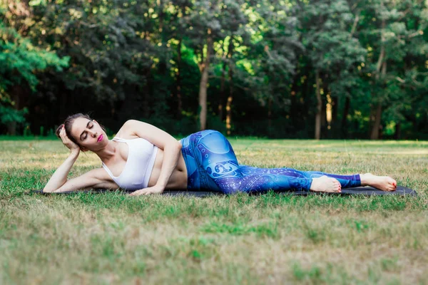 Mujer Joven Delgada Practicando Yoga Naturaleza Acostado Sobre Hierba Verde — Foto de Stock
