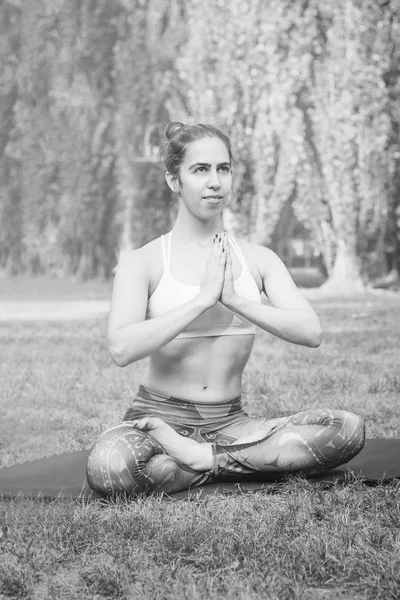 Mujer Joven Practicando Yoga Naturaleza Sentada Sobre Hierba Verde Meditando — Foto de Stock
