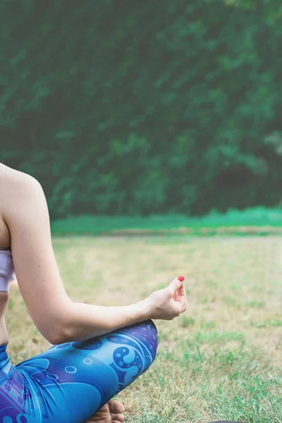 Mujer Joven Practicando Yoga Naturaleza Sentada Sobre Hierba Verde Meditando — Foto de Stock