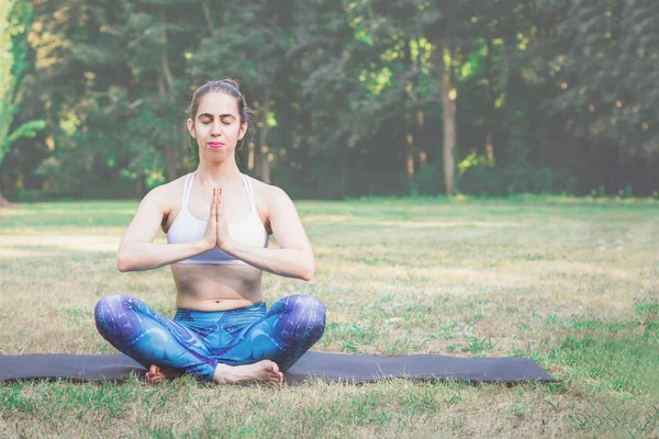 Mujer Joven Practicando Yoga Naturaleza Sentada Sobre Hierba Verde Meditando — Foto de Stock