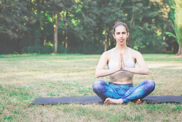 Jeune Femme Pratiquant Yoga Dans Nature Assis Sur Herbe Verte — Photo